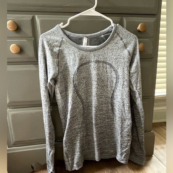 Long sleeve size 6 lulu swiftly - Picture 1 of 1